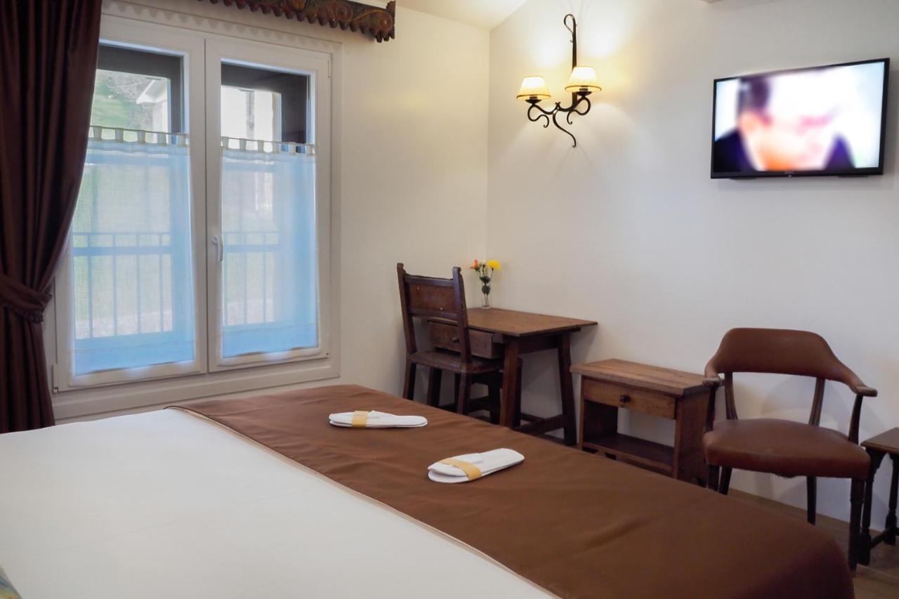 Posada Y Apartamentos Trebuesto De Guriezo Bagian luar foto