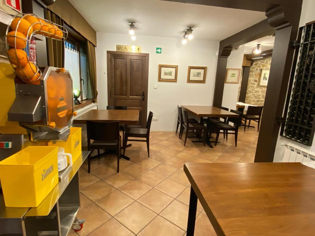 Posada Y Apartamentos Trebuesto De Guriezo Bagian luar foto